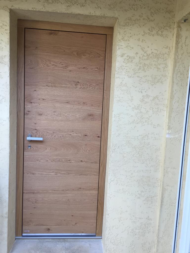 porte en bois clair