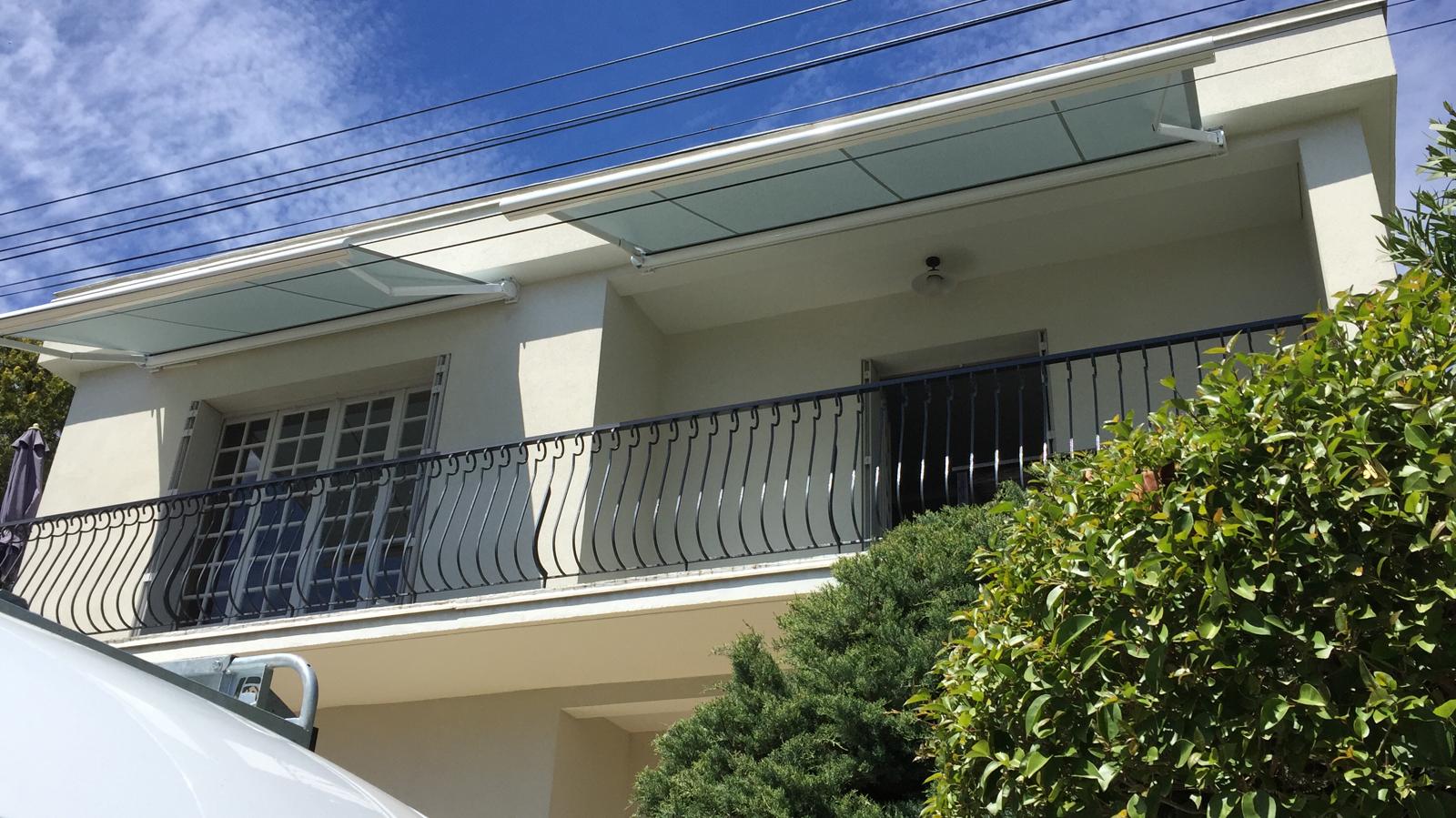 double store banne au-dessus du balcon