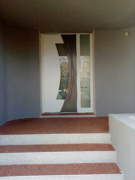 porte d'entrée moderne avec barre de tirage arrondie