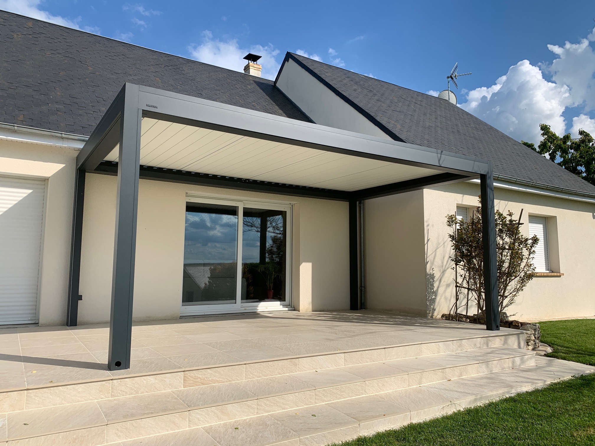 pergola bioclimatique sur terrasse
