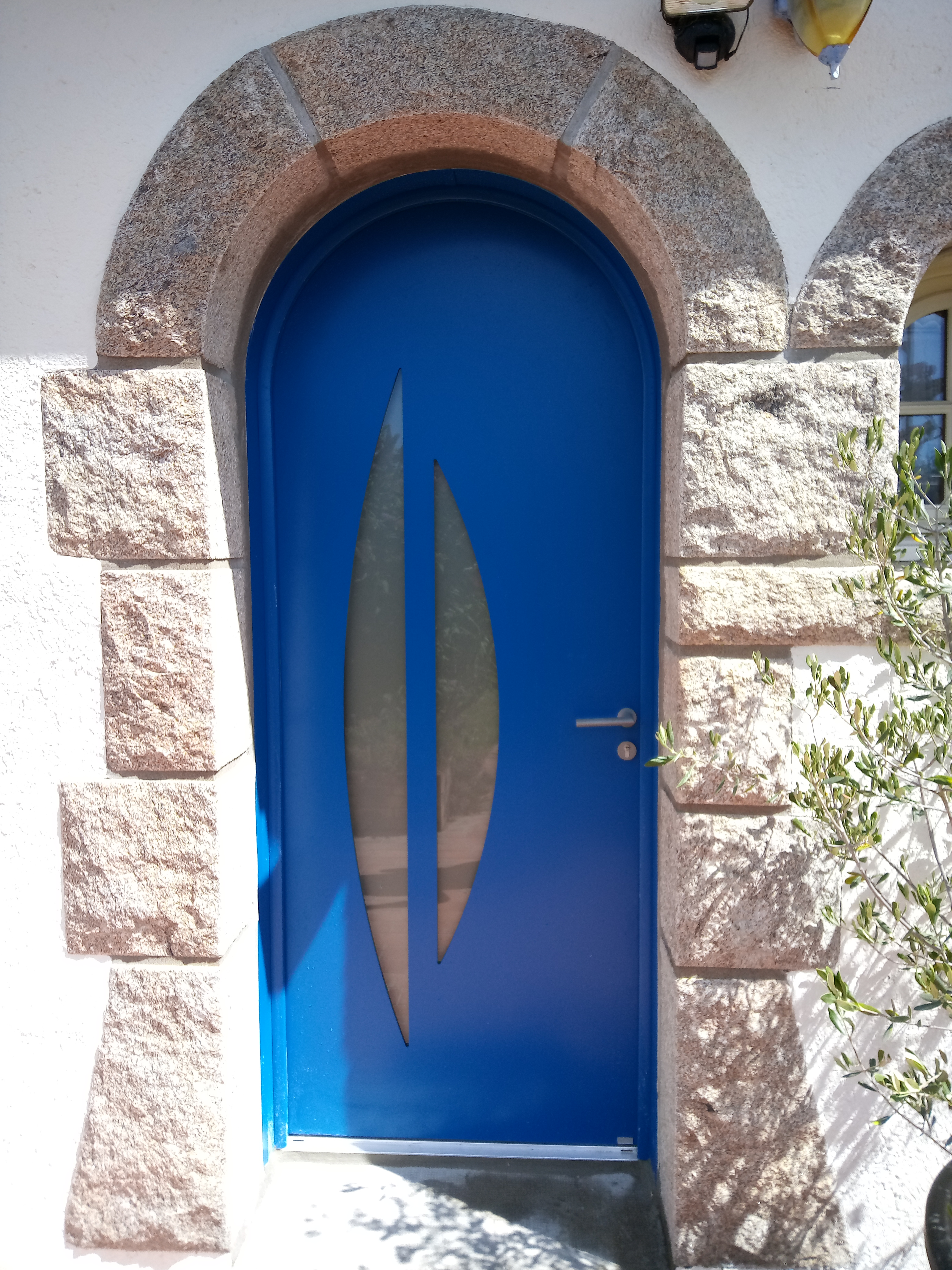 porte d'entrée cintrée bleue