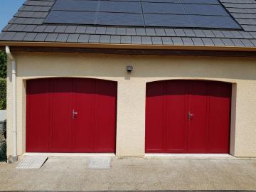 deux portes de garage battantes rouges