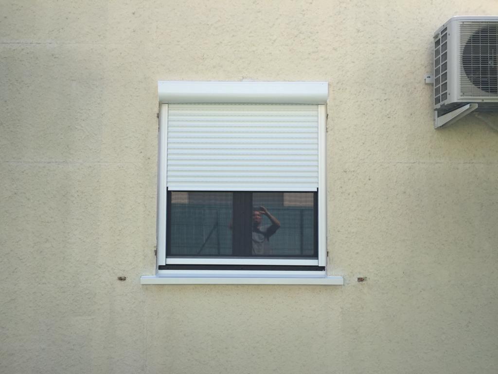 fenêtre avec moustiquaire et volet roulant