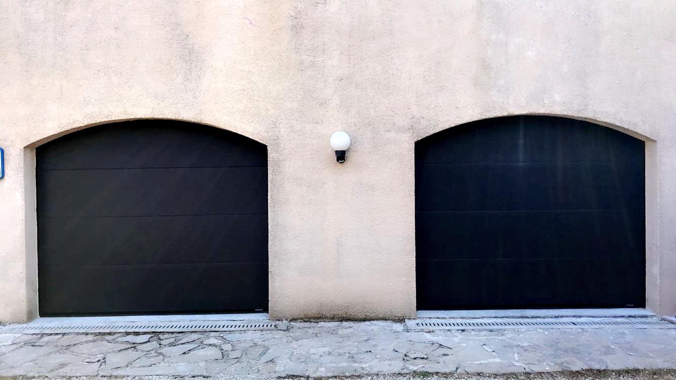 doubles portes de garages sectionnelles noires