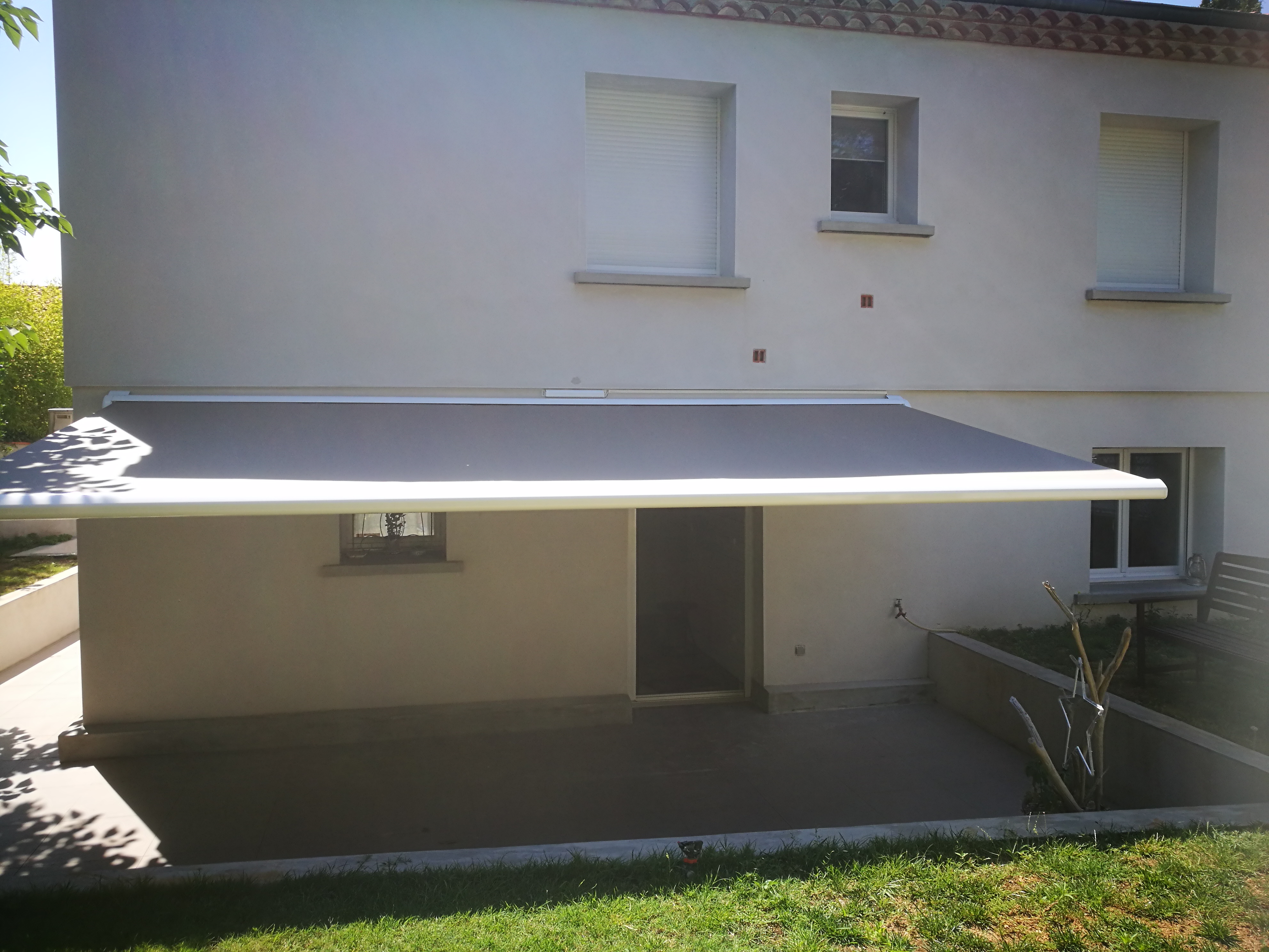 store banne aluminium coffre motorise toile etanche LED montpellier alu md komilfo