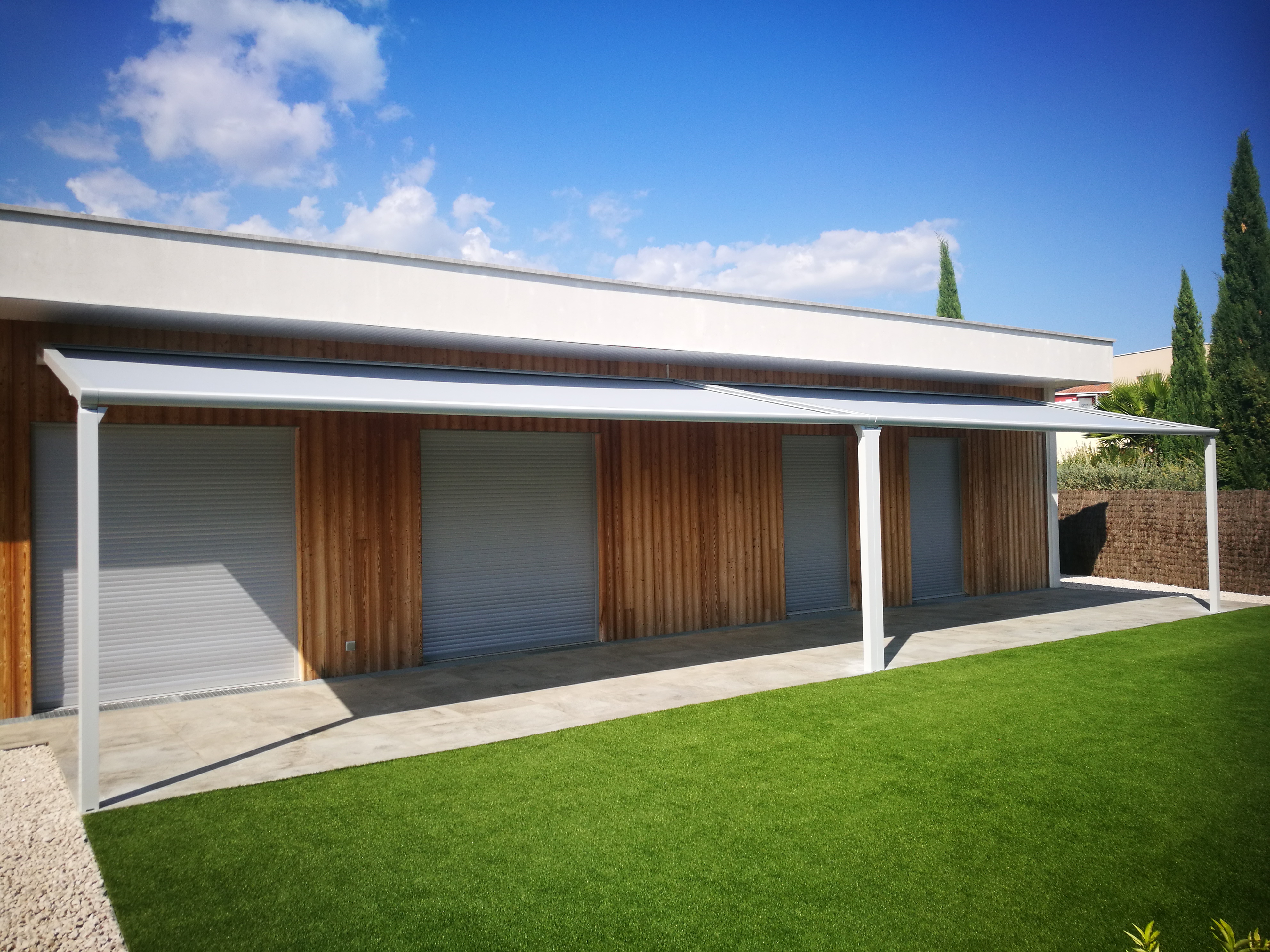 pergola en aluminium toile enroulable étanche et motorisée Montpellier Alu MD Komilfo