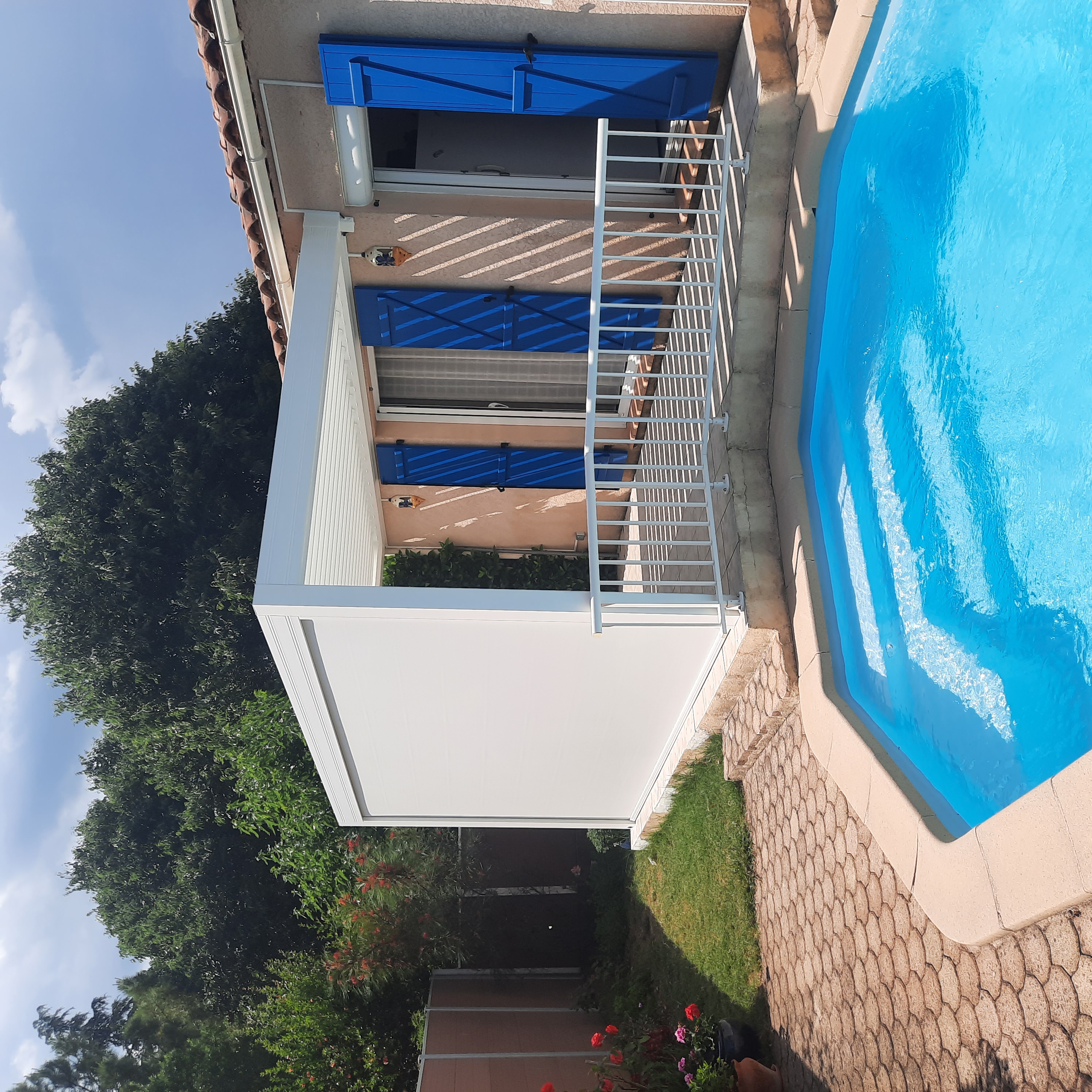 pergola blanche avec screen zip