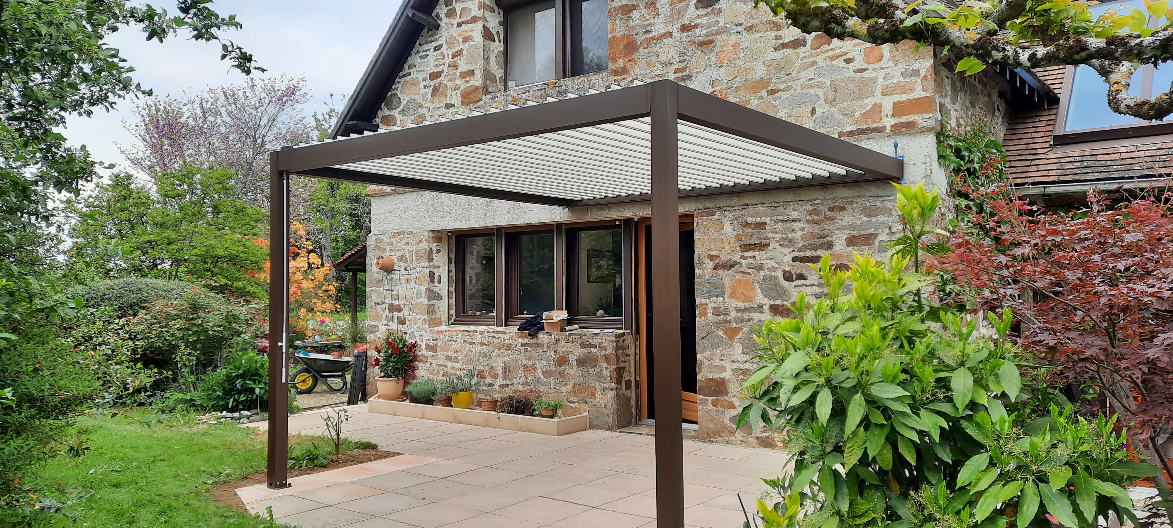 pergola marron adossée