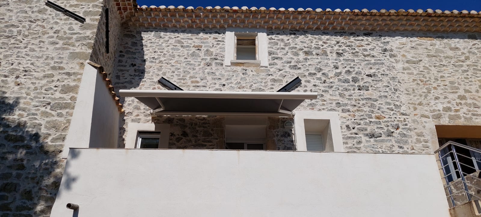 store banne pour une maison en pierre
