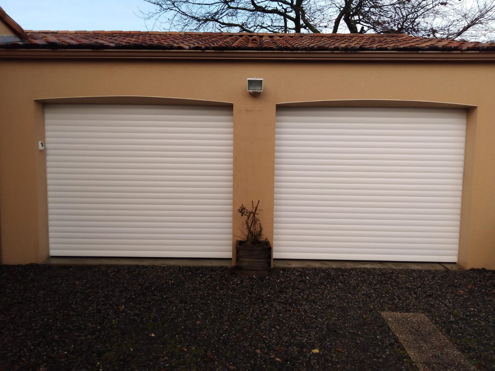 deux portes de garage blanches