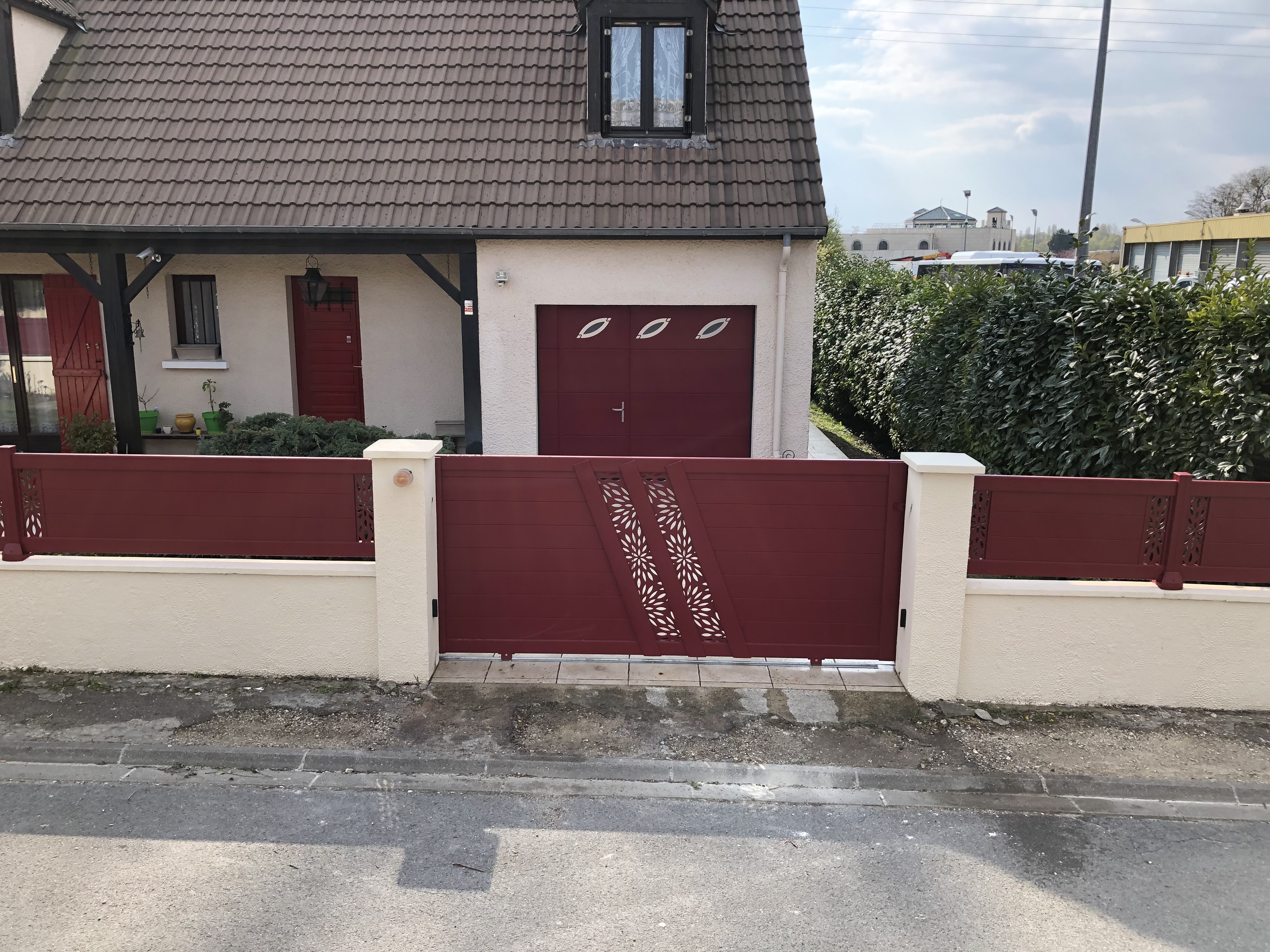 porte de garage et portail rouge assortis