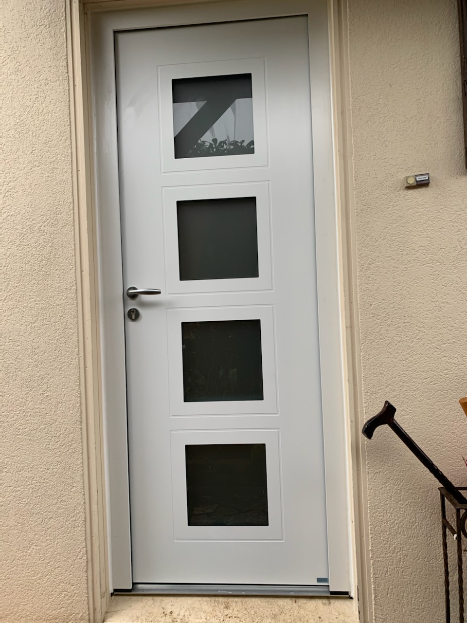 porte d'entrée en aluminium blanche