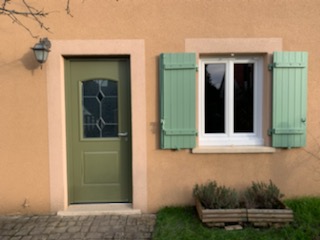 porte d'entrée en acier et fenêtres en PVC verts