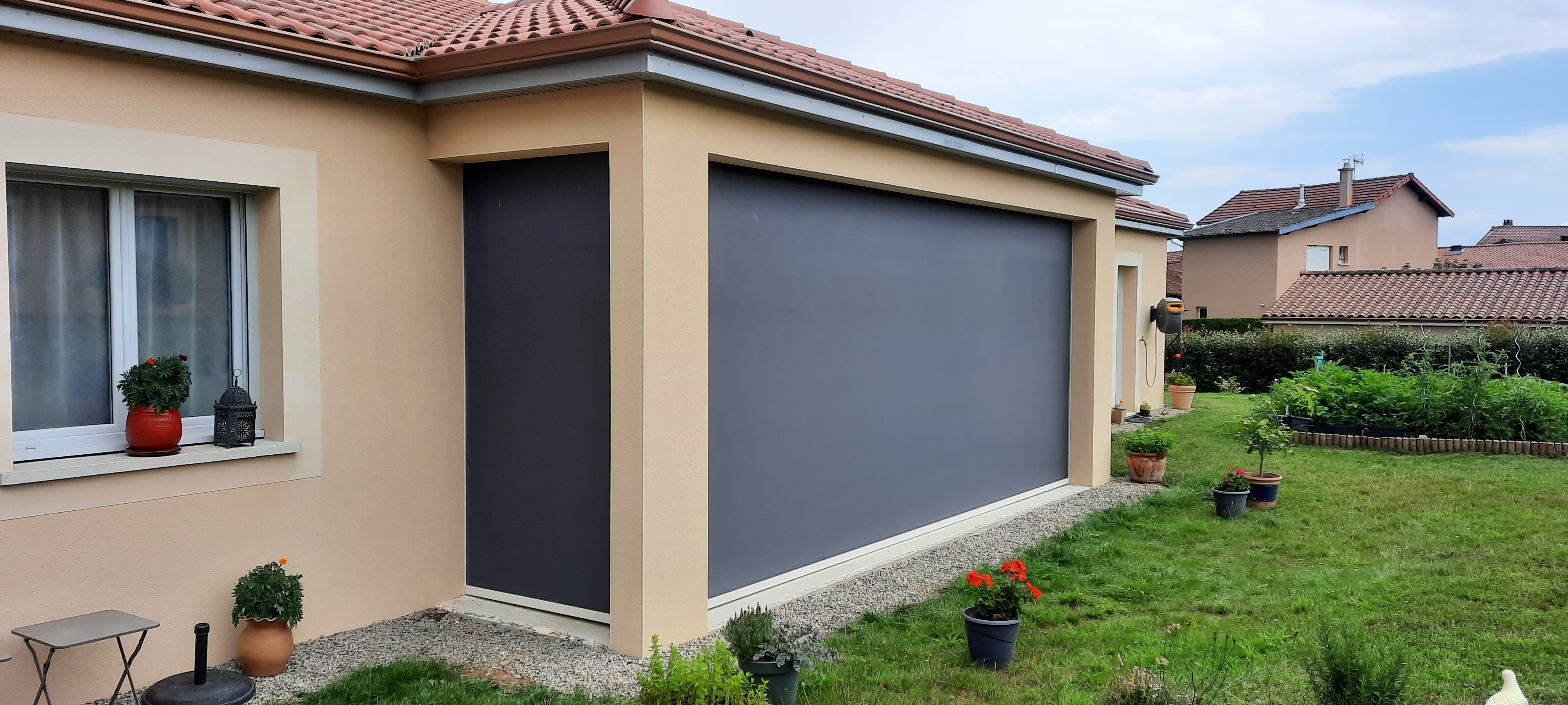 stores extérieurs gris