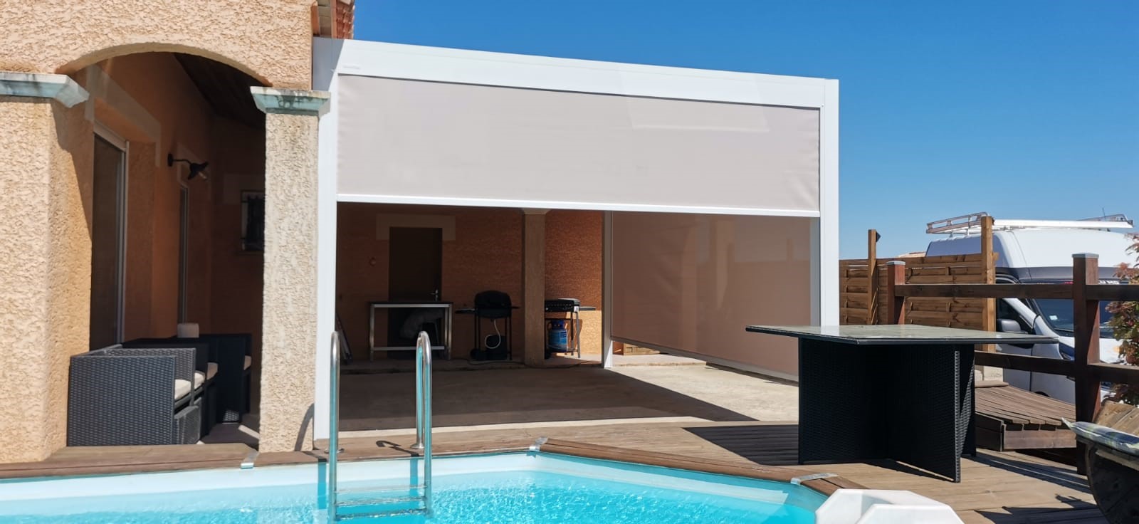 pergola bioclimatique blanche avec screens