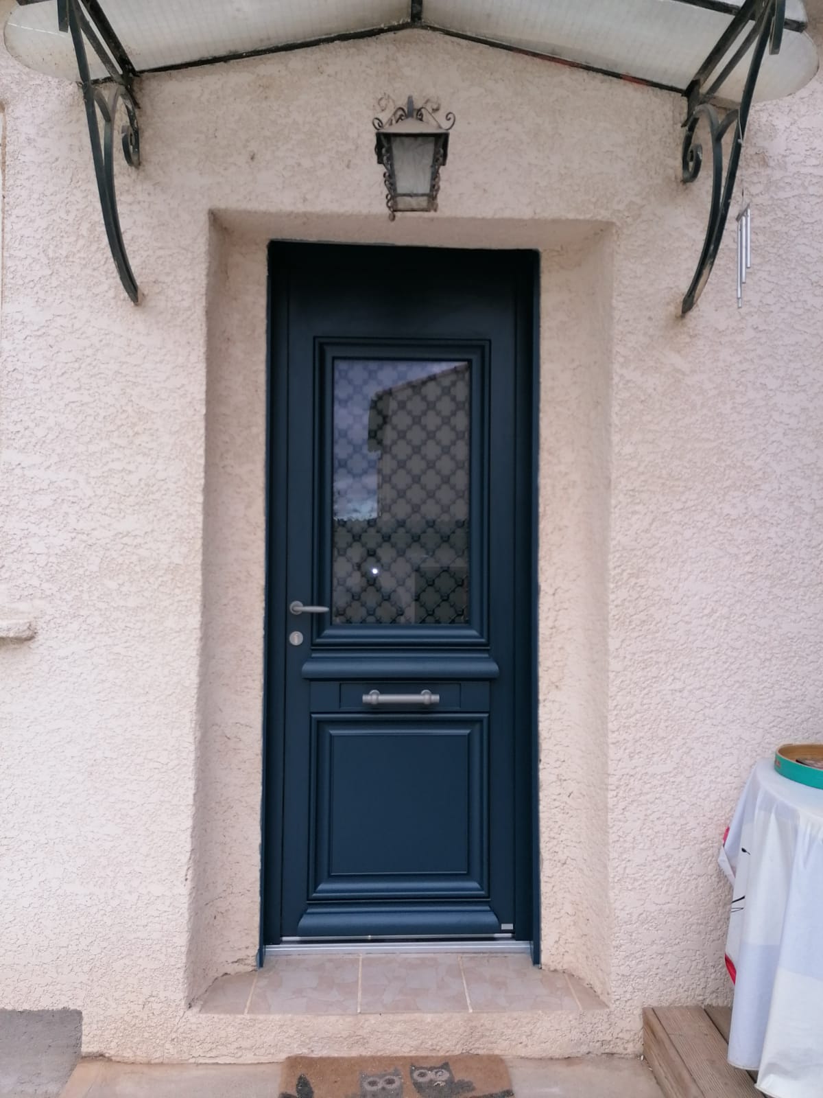 porte d'entrée aluminium bleu avec vitrage traditionnel