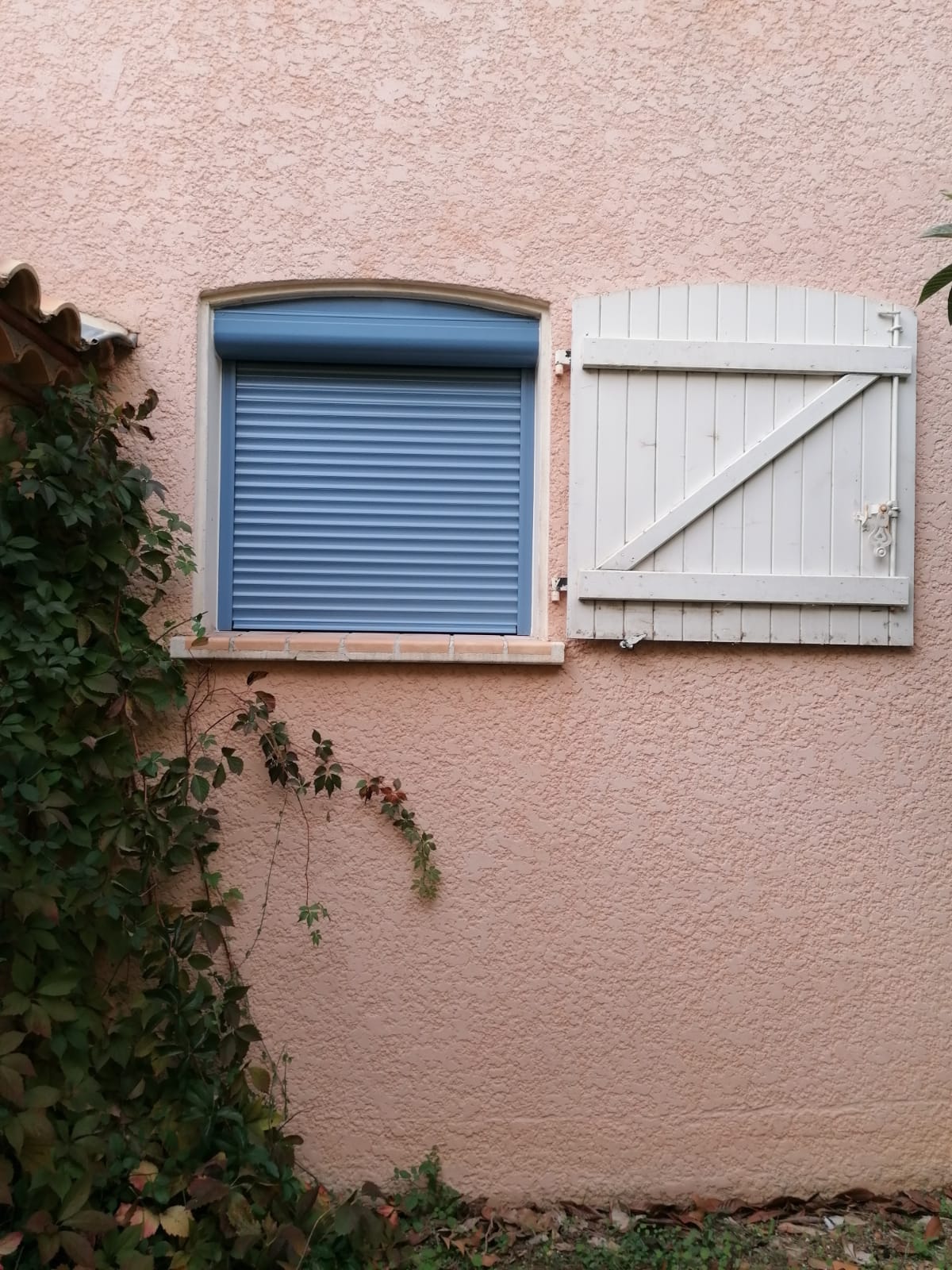 volet roulant bleu et volet battant blanc