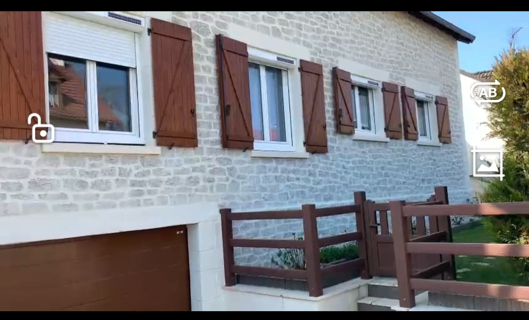 volets et porte de garage marron