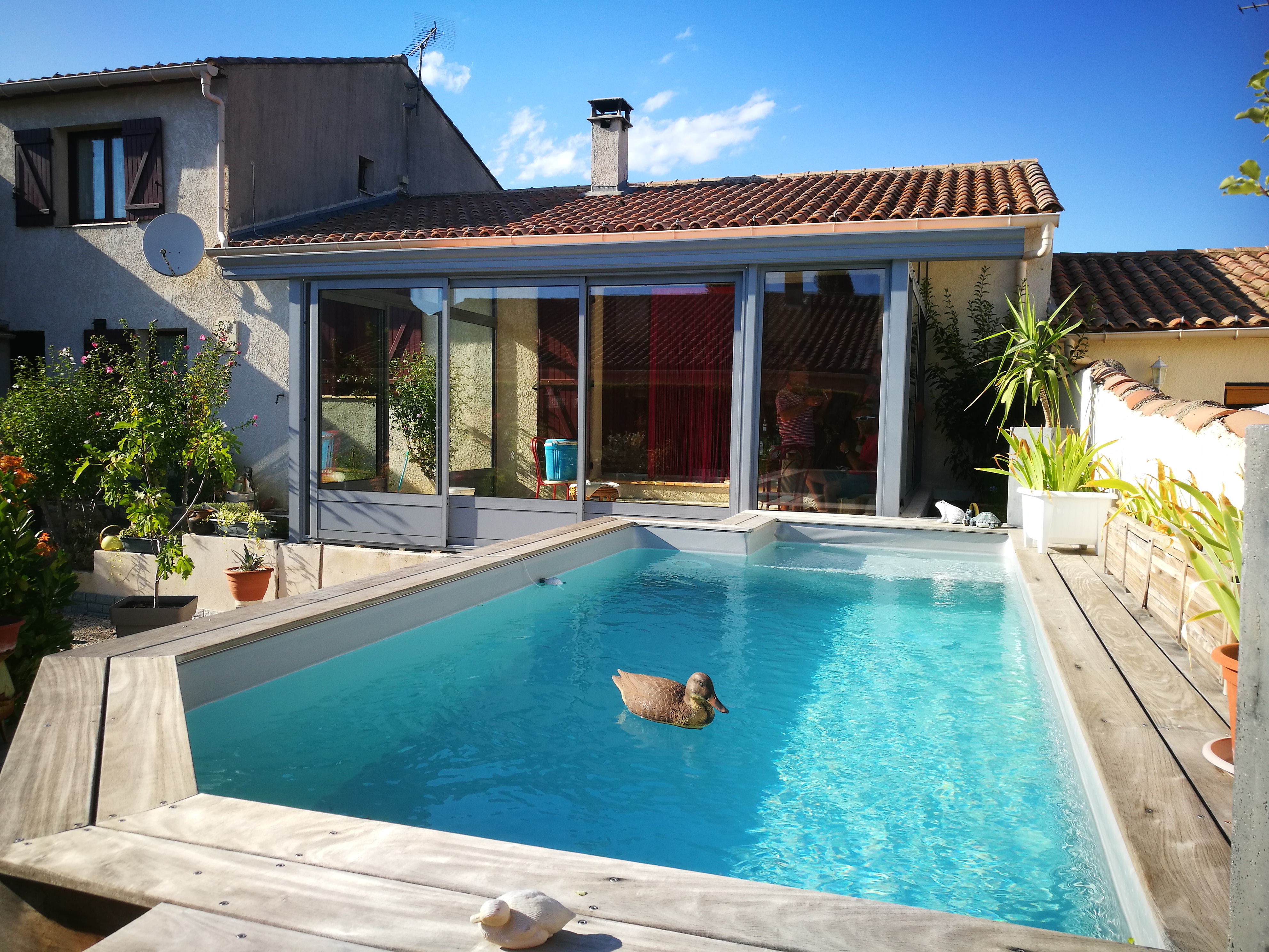 véranda devant une piscine