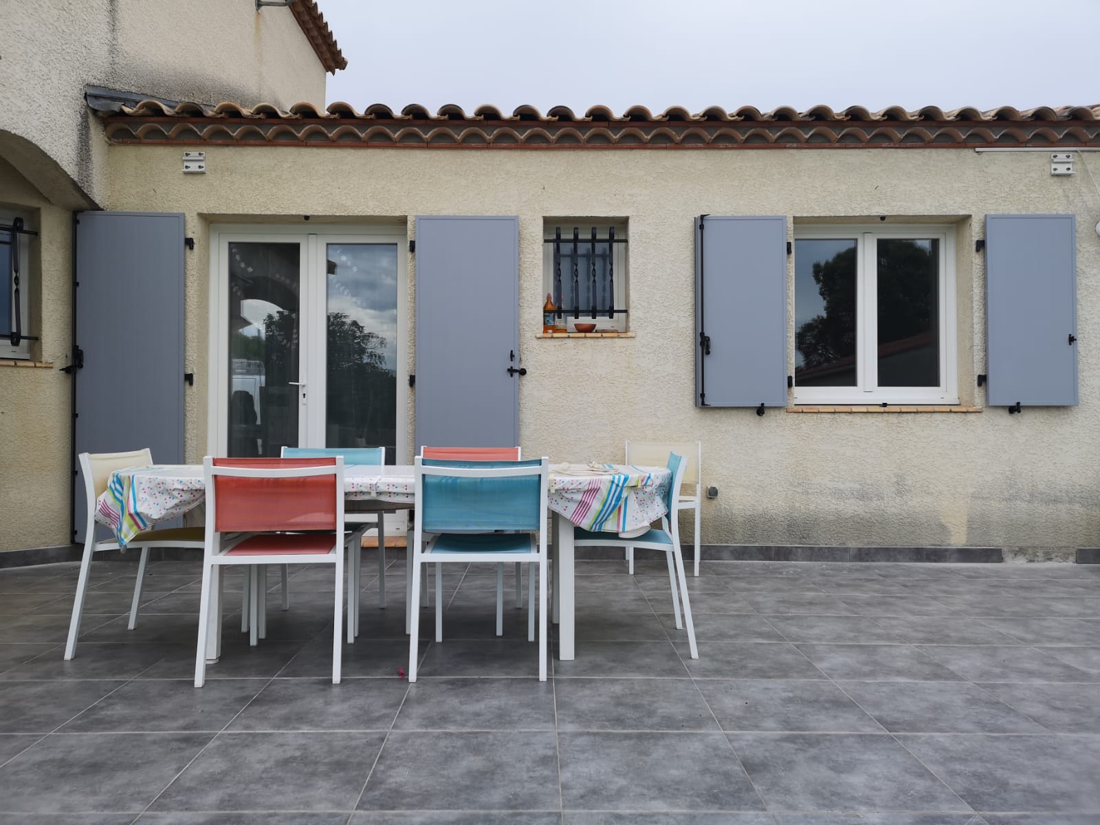 volets battants bleu gris