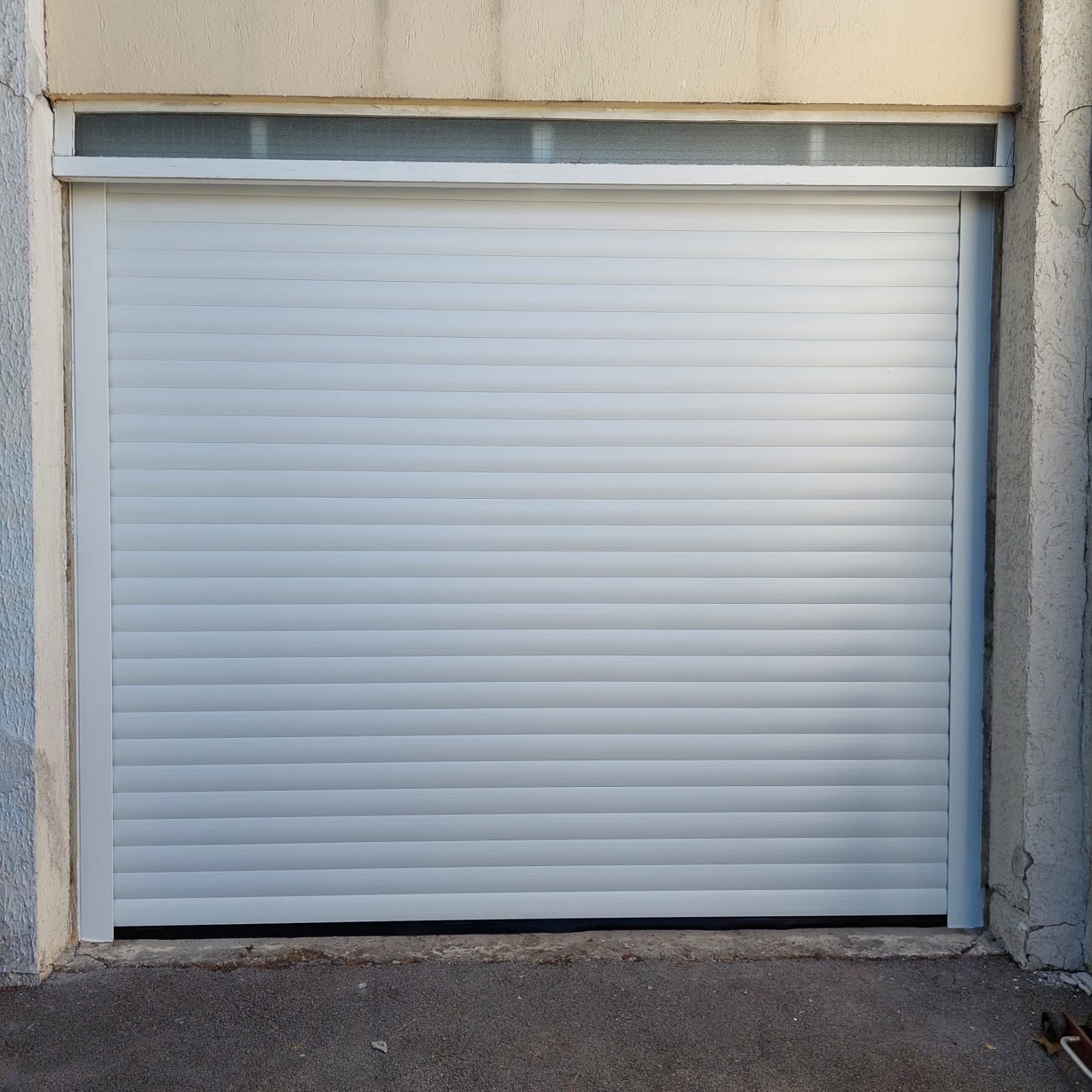 porte de garage enroulable blanche