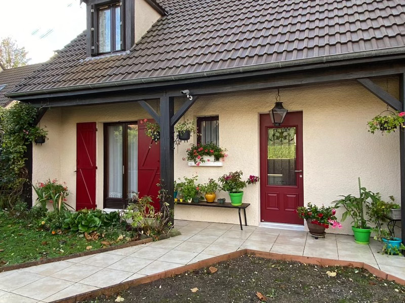 volets battants et porte d'entrée rouge