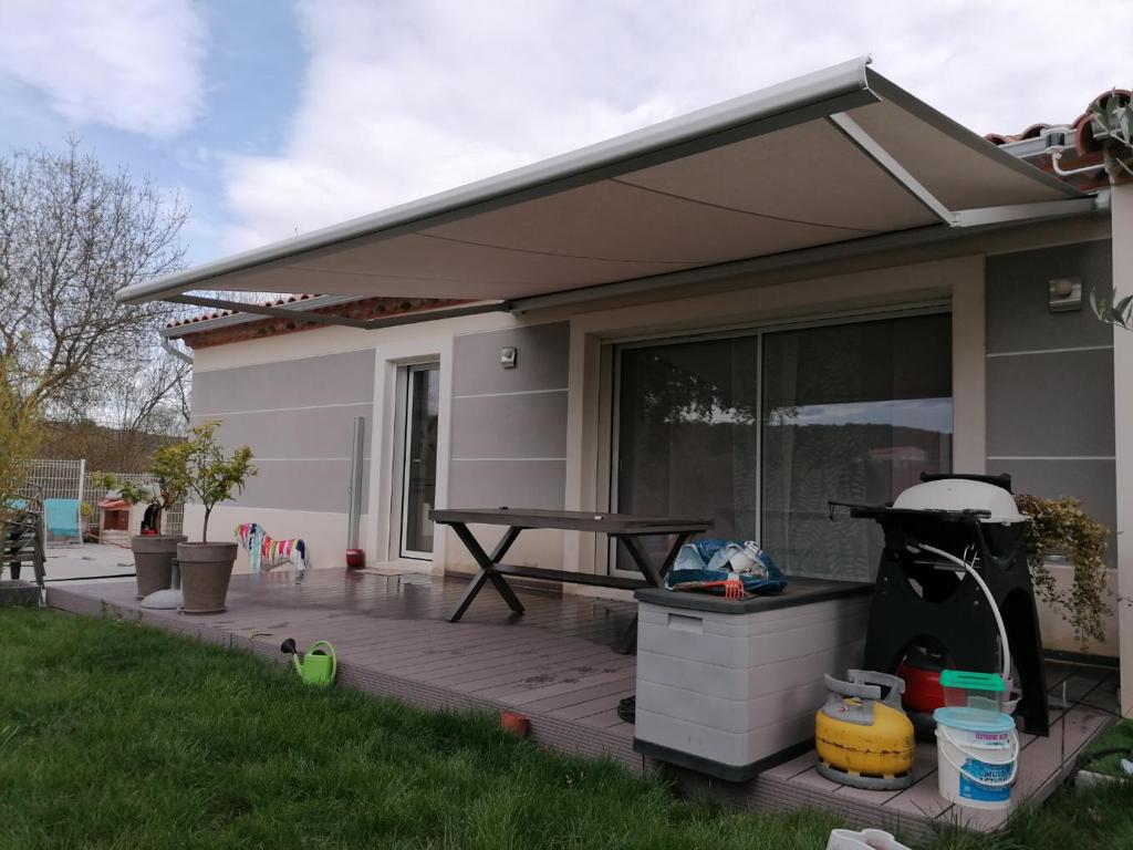 store banne rétractable à structure grise
